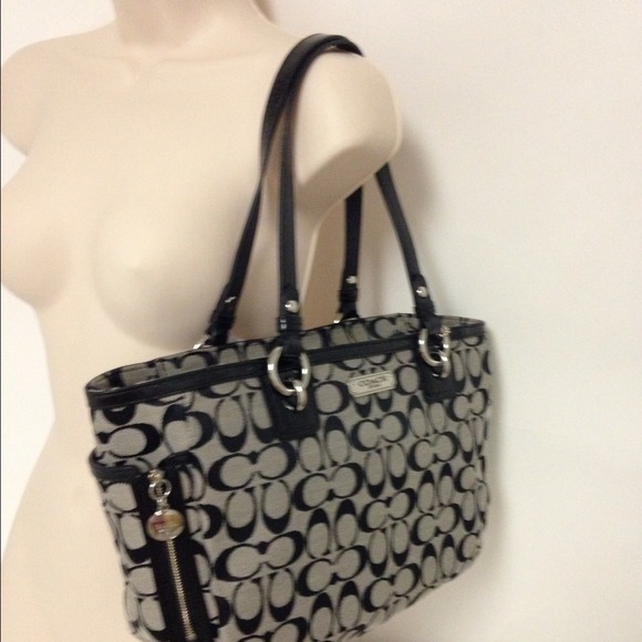 SOLD to ashiah Coach Signature black/white z19249