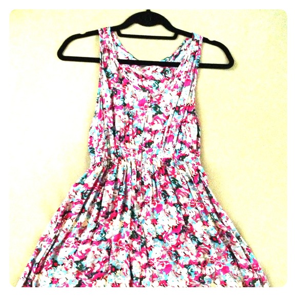 Adorable floral sun dress ☀