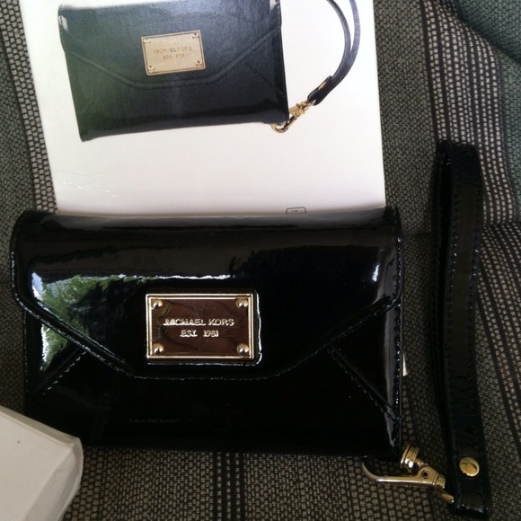 💋MICHAEL KORS Black Patent Leather iPhone Wallet!