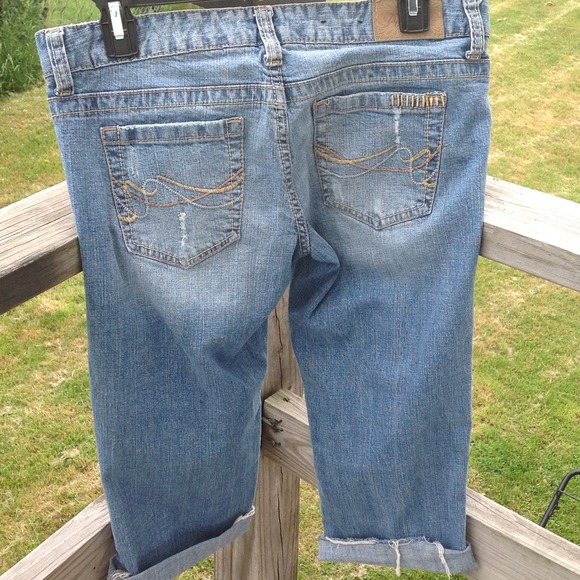 Distressed w/ patches cropped jeans 🚨FINAL🚨 - Picture 2 of 4