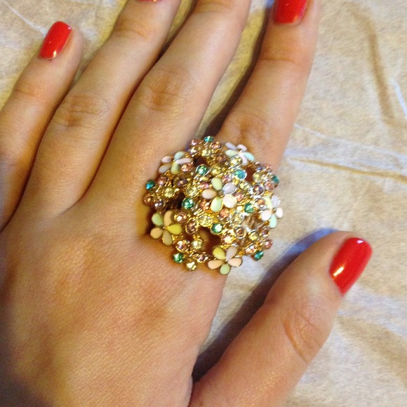 Pretty floral ring