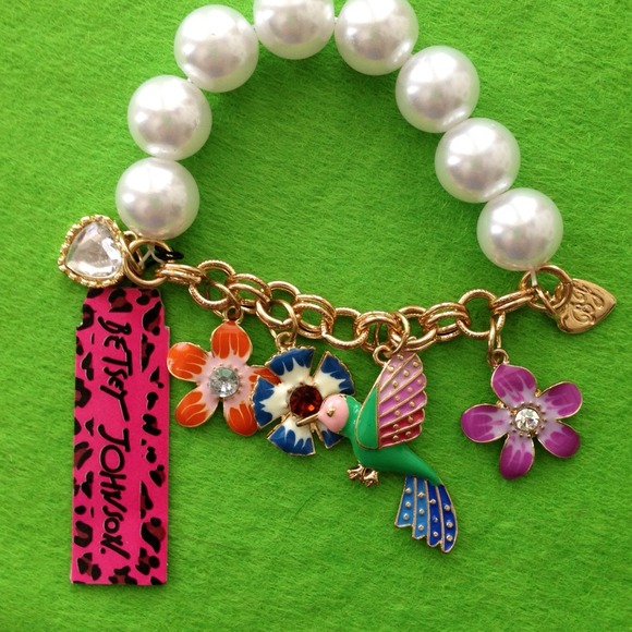 Betsey Johnson Jewelry - 🎉NEW LOWER PRICE🎉"Betsey Johnson" Charm Bracelet