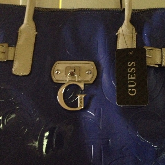BNWT, gorgeous GUESS purse!! Will get compliments