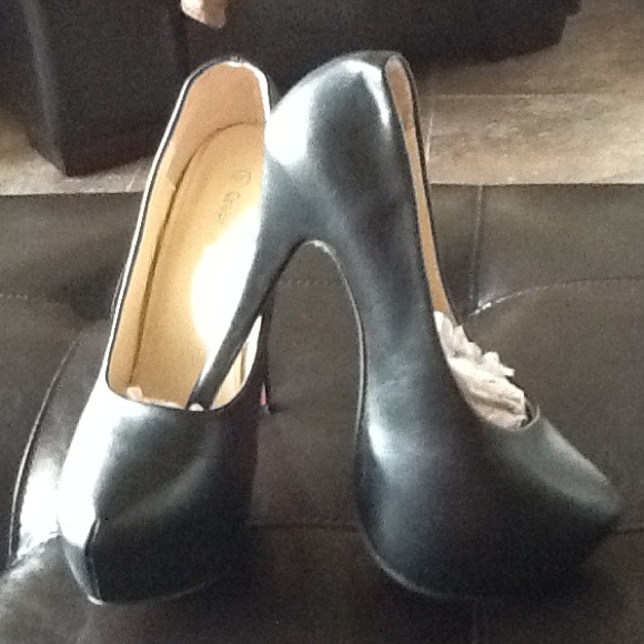 Black very popular high heels size 8.
