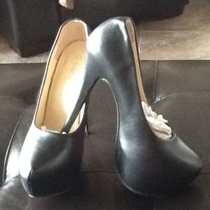 Black very popular high heels size 8.