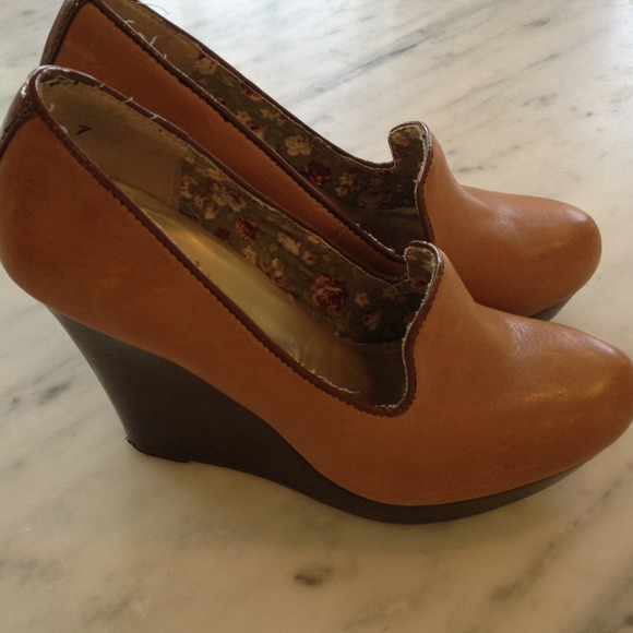 Leather wedge pumps
