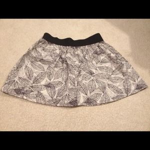 Size small leaf print skirt