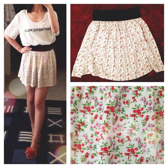 Dresses & Skirts - Floral skirt