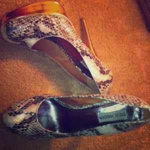 REDUCED Steve Madden Snakeskin pumps