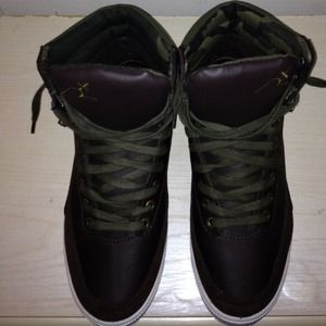 Roca Wear sneakers "Salute" edition