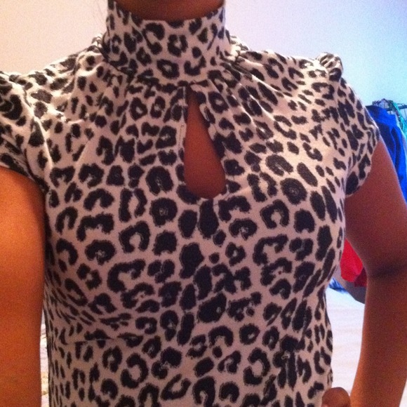 Fun cheetah print turtle neck top - Picture 2 of 2