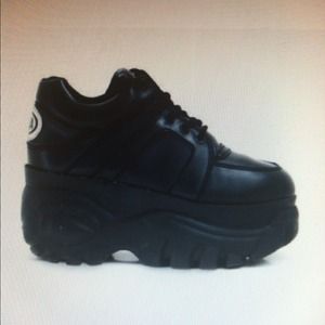 Looking for these in black or white size 7