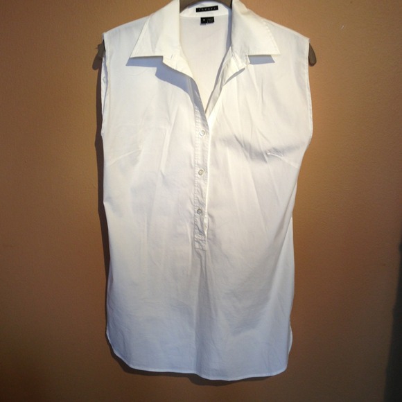 SOLD WITH WHITE COAT White cotton sleeveless tunic