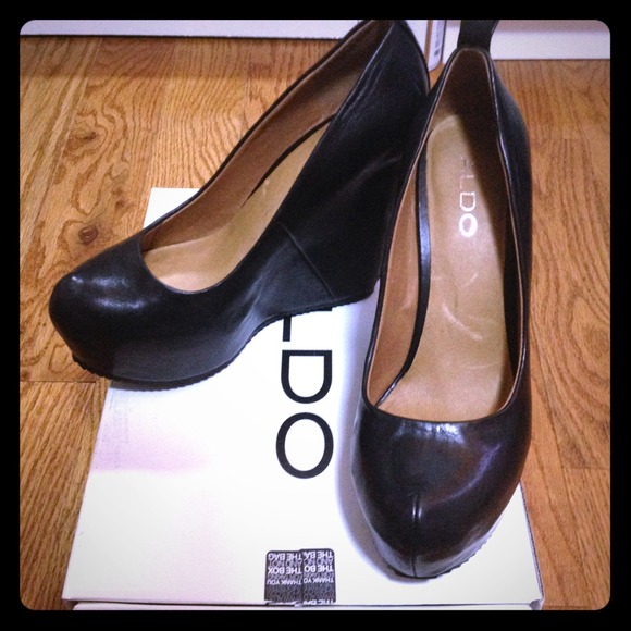 ALDO "Zingg" Black leather wedges US7 - worn 1x!