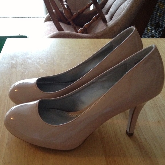 🚫Sold🚫Light pink/Beige Fioni heels 9