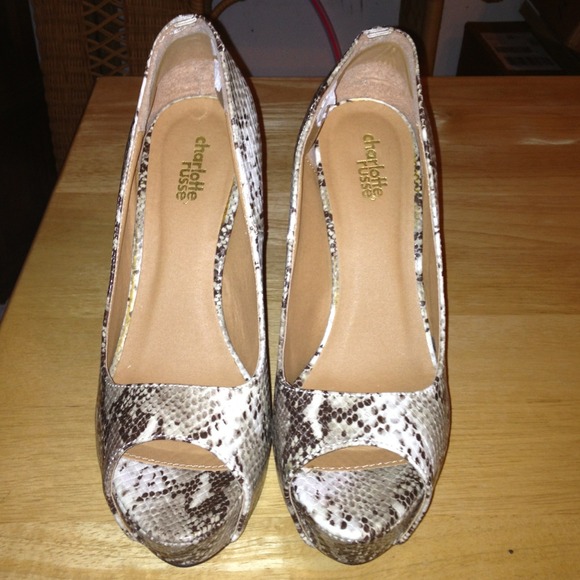 🚫Sold🚫Charlotte Russe snakeskin peep toe pump