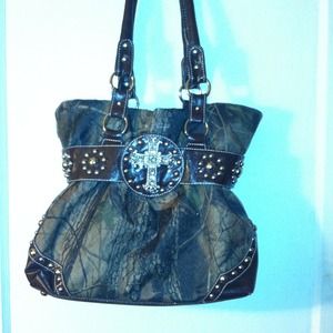 Camo medium to large purse.