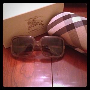 🎉Host Pick 🎉Burberry light tan sunglasses