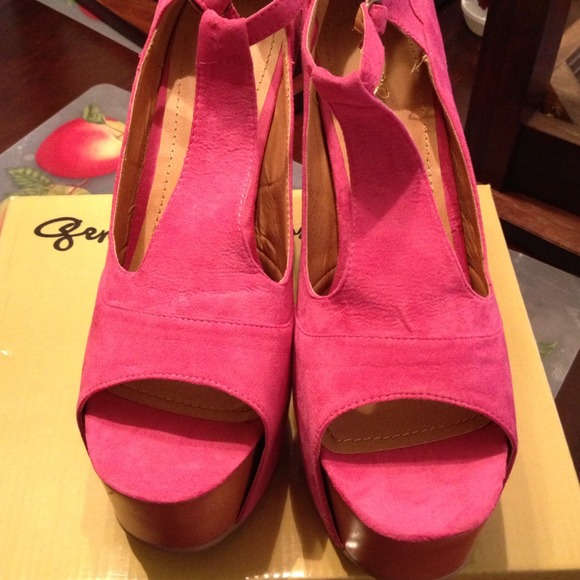 Pumps - Picture 2 of 3