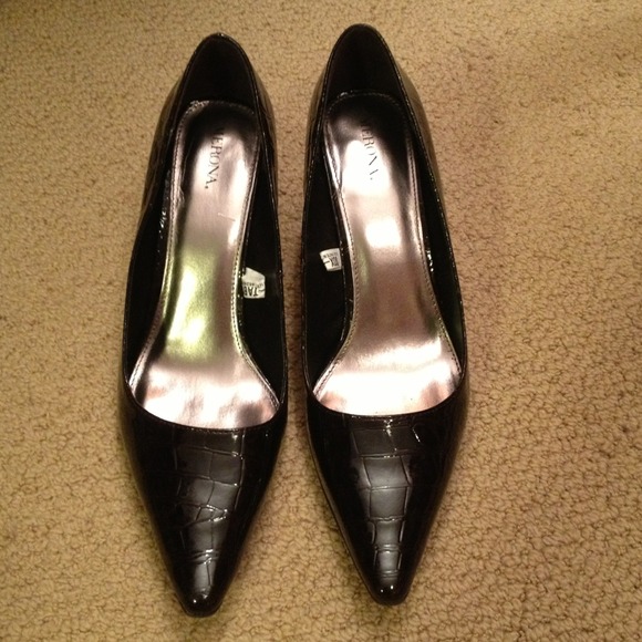 Dark patent pumps!