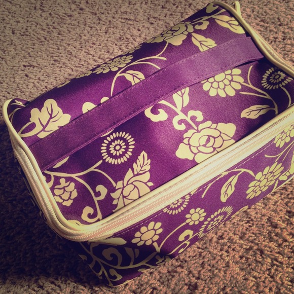 BNWOT Clinique travel make up bag