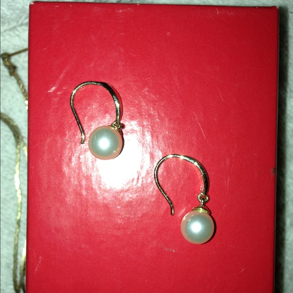 Pearl drop earrings