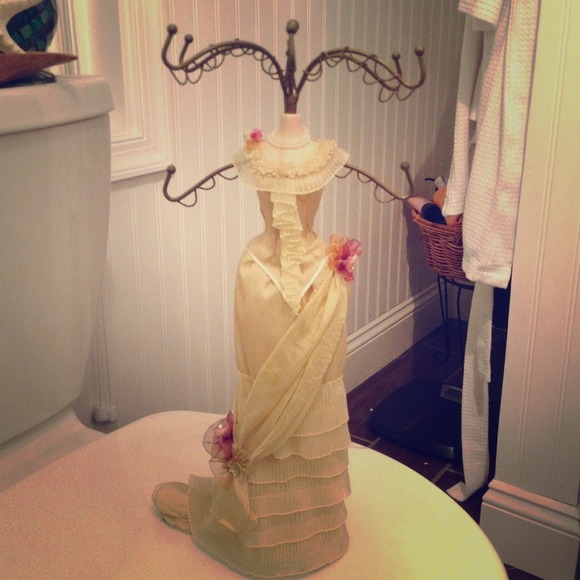 Manican jewelry holder
