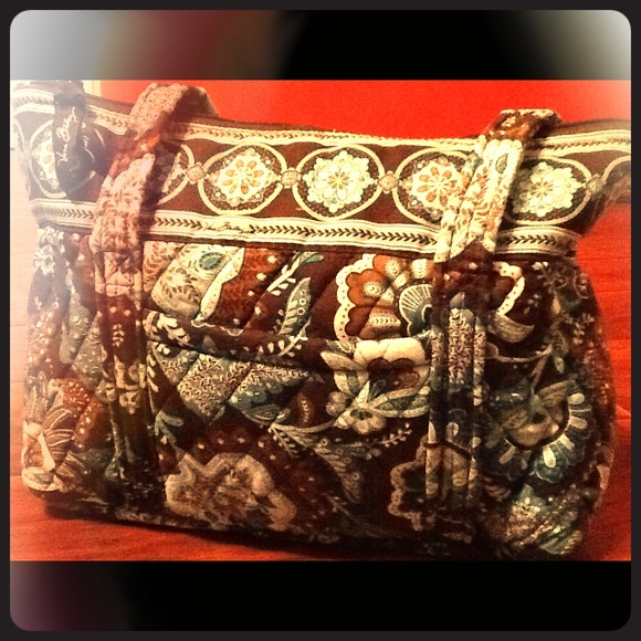 SOLD!! On hold for deedee. Vera Bradley purse