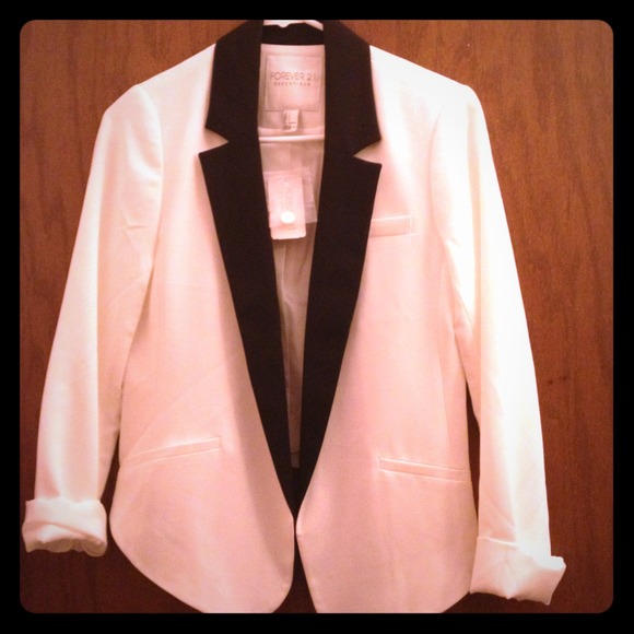 ✨🚫Traded🚫✨Forever 21 white & black blazer