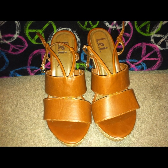 💥SOLD💥 🌟Reduced🌟 L.E.I Tan and Brown Wedge