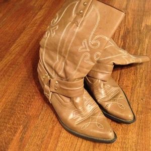 Faux cowboy boots and shell necklace bundle