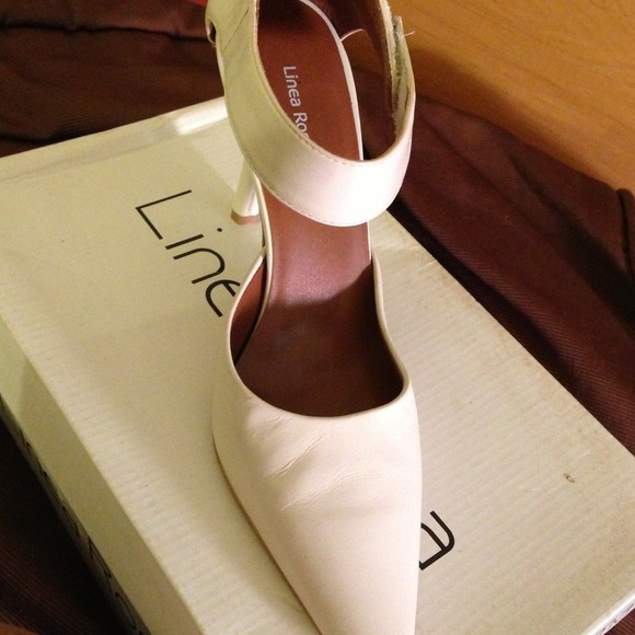 Size 7 cream leather dress shoe
