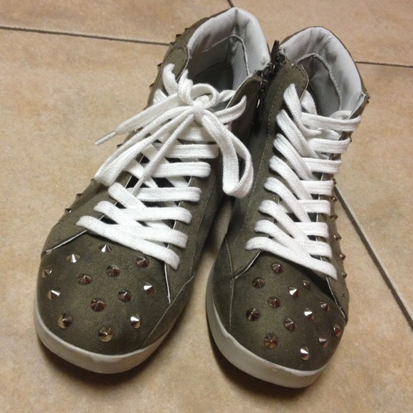 Size:6.5 shoes $20 Will Bargain!