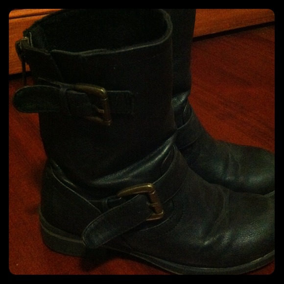 SOLD**Steve Madden combat booties