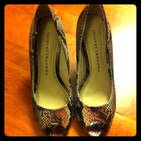 Chinese laundry peep toe pump size 7