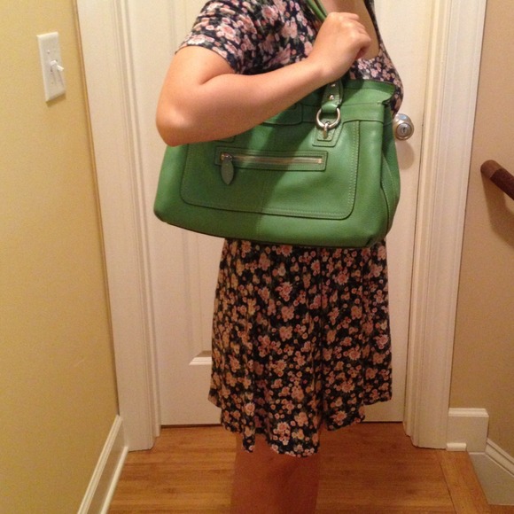 🚫gifted🚫💯% authentic coach bag in green leather - Picture 2 of 4