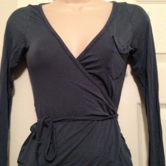 Beautiful wrap top - Picture 3 of 3