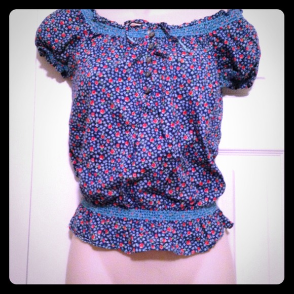 REDUCED! Beautiful floral top!