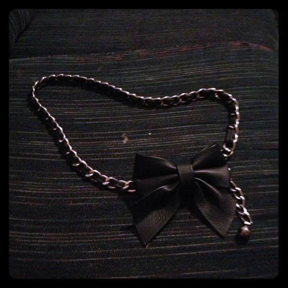 Adjustable chain belt with black bow