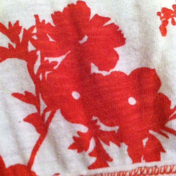 Flattering Floral V-Neck Top - Picture 2 of 3