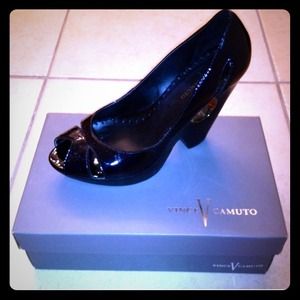 V Camuto black patent split wedge😍