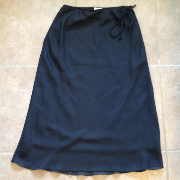 Very cute black skirt!