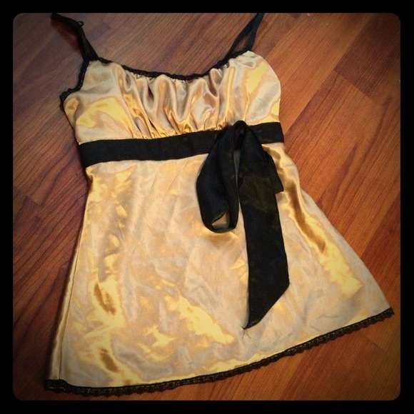 🎀Gold & black top 🎀