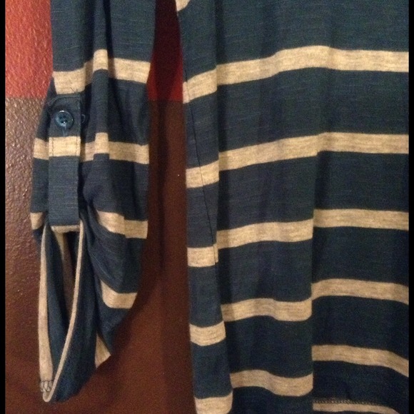 Cute comfy Roxy top! - Picture 2 of 3