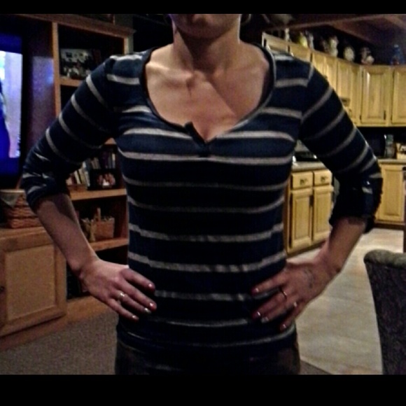 Cute comfy Roxy top! - Picture 3 of 3