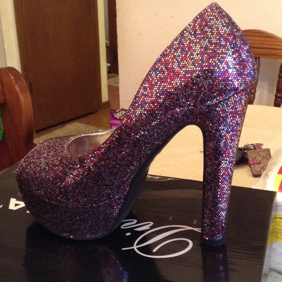 Multicolored pumps