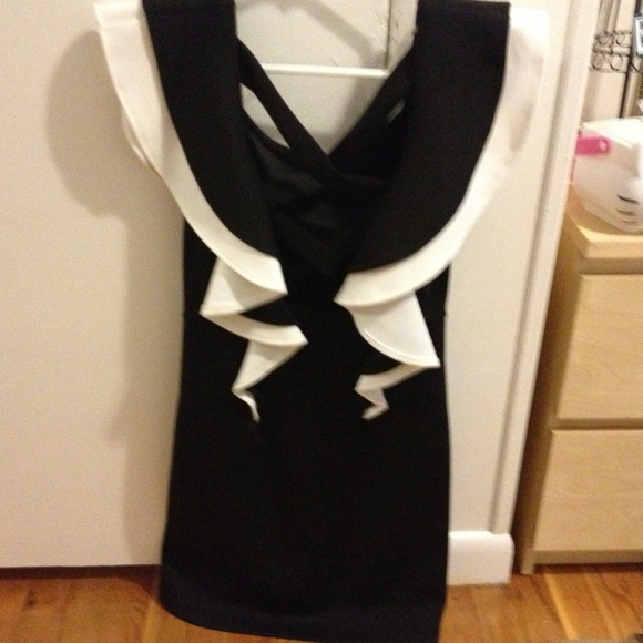 Lulu's Ruffle open back dress - Picture 2 of 4