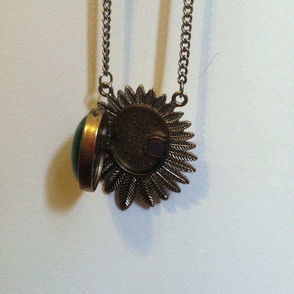 Antique inspired locket - Picture 3 of 3