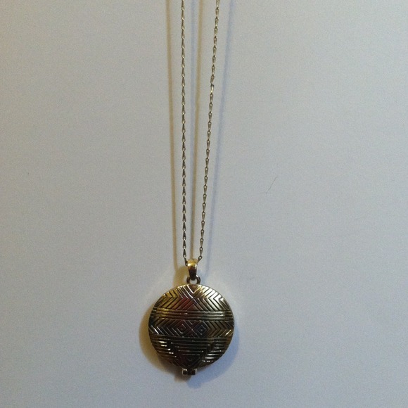 Gold colored locket - Picture 3 of 3