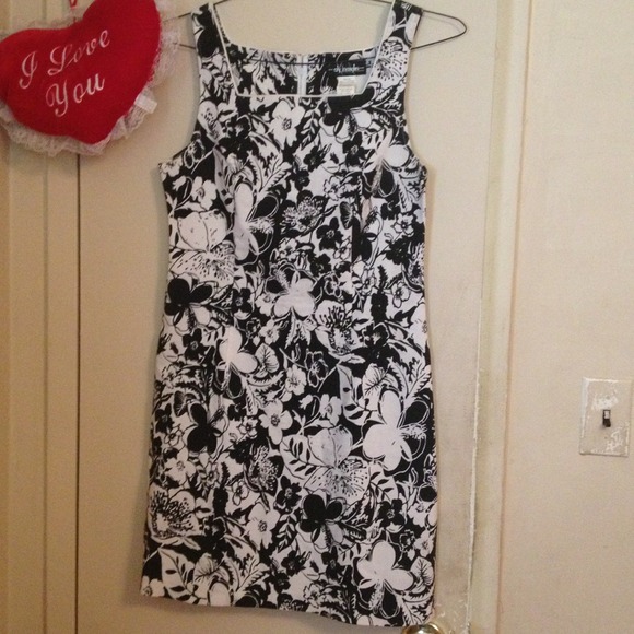 Black/white flower print dress